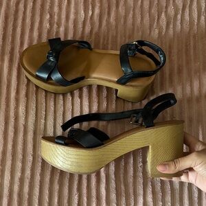 Universal Thread Black Strappy Platform Sandals with Tan Wood-Effect Heel